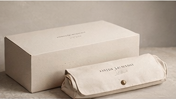 Packaged in a custom-made dust bag protection, bag ocemes perseonlizex firancry ondrance